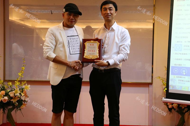 榮譽與見證 | 導(dǎo)入阿米巴經(jīng)營業(yè)績迅猛增長，百絲國際周總向和道和頒發(fā)錦旗！